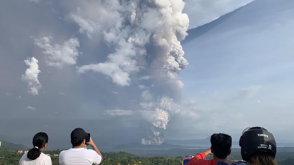 Filipinas rebaja el nivel de alerta por el volcán Taal