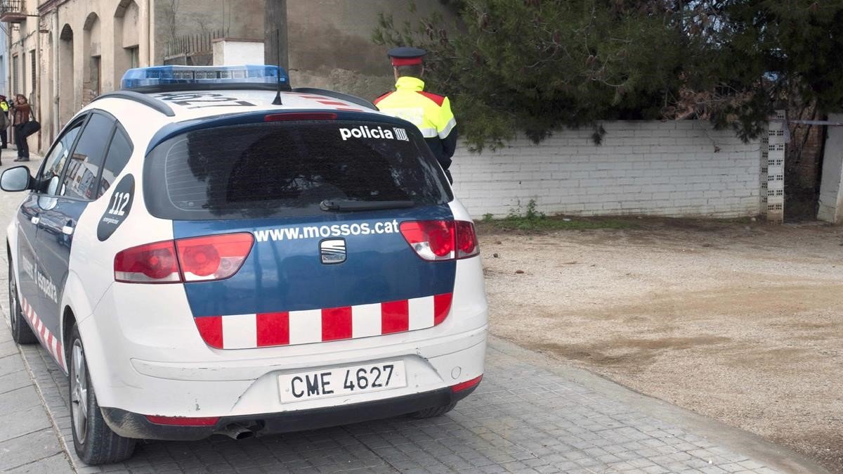 Una turba de cien personas ataca a varios mossos y se lleva a la persona que habían detenido