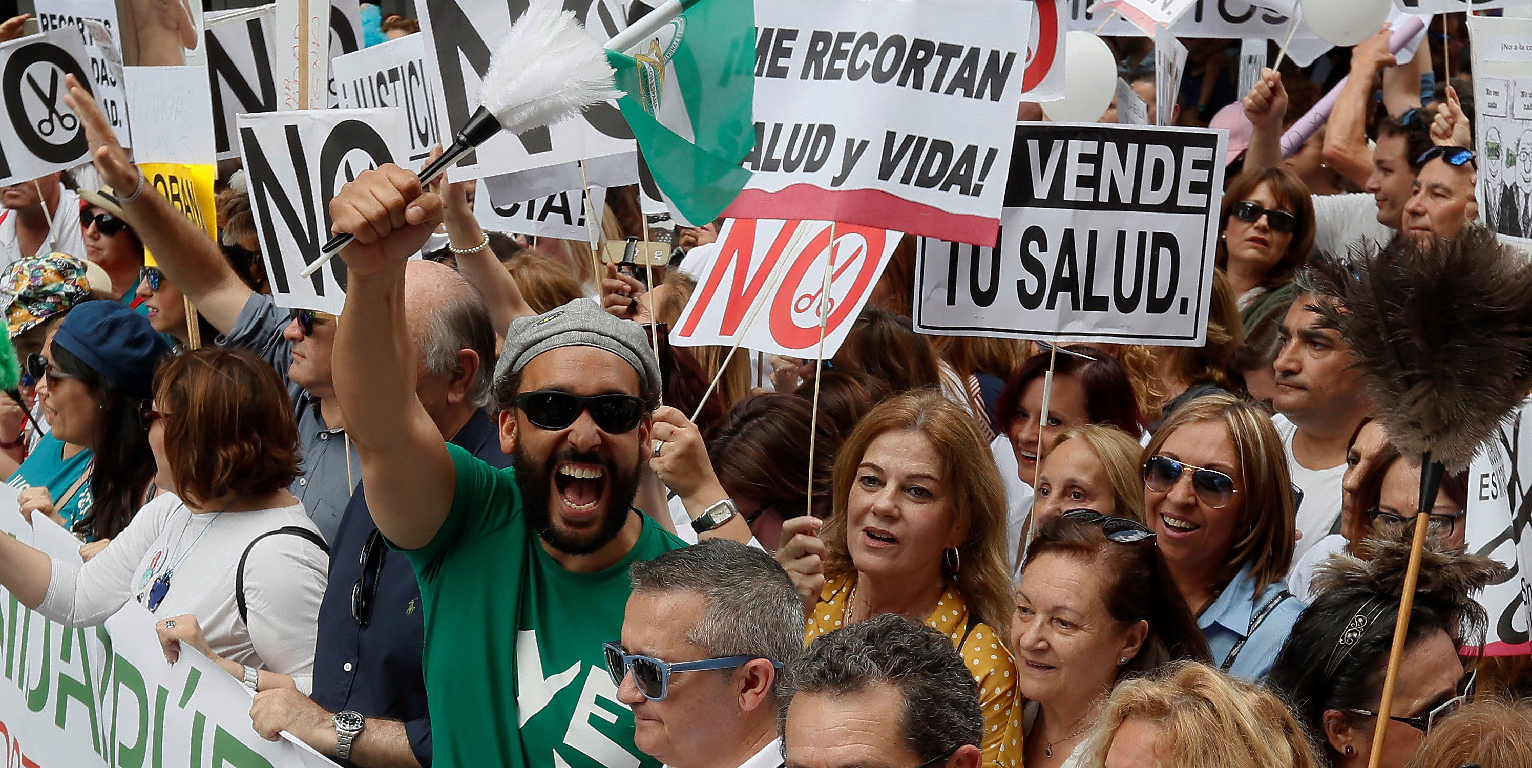 Más de 20.000 personas protestan en Sevilla contra la "pésima gestión" de la sanidad