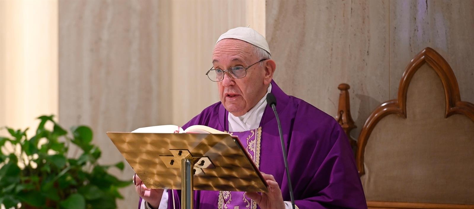 El Papa baja el sueldo a los religiosos en el Vaticano, un 10% a los cardenales