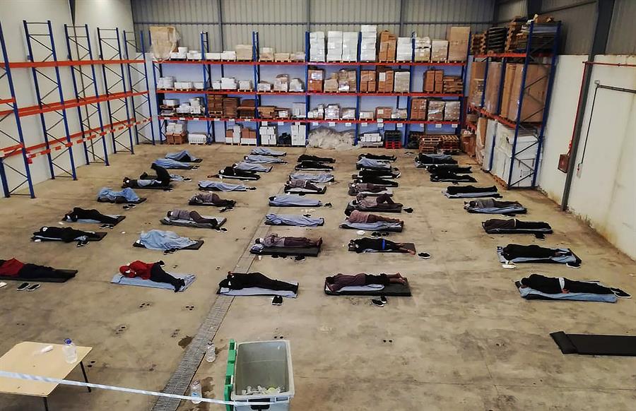 42 inmigrantes durmieron durante tres días en el suelo a medio metro, "en cuarentena"