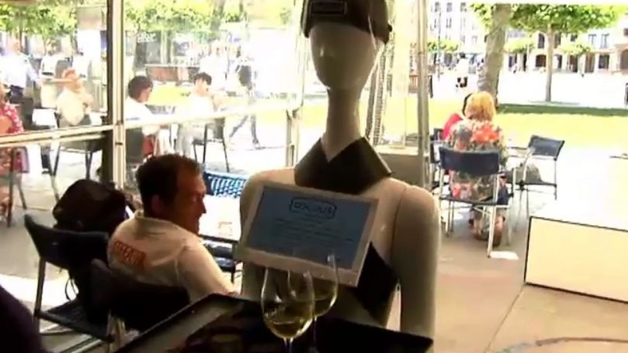 Un robot sirve cervezas y conversa con los clientes en un bar de ...