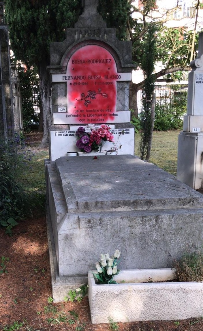 Atacan con pintura la lápida de la tumba de Fernando Buesa, asesinado por ETA