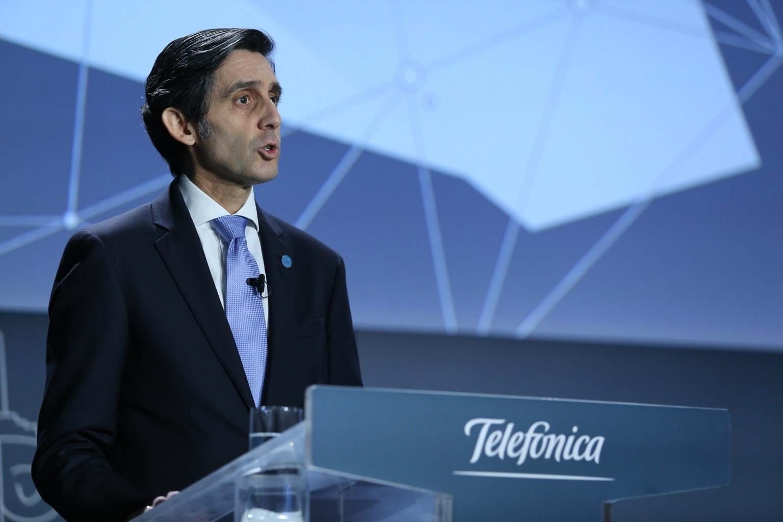 Telefónica suma 831 millones en el primer semestre y confirma dividendo y previsiones