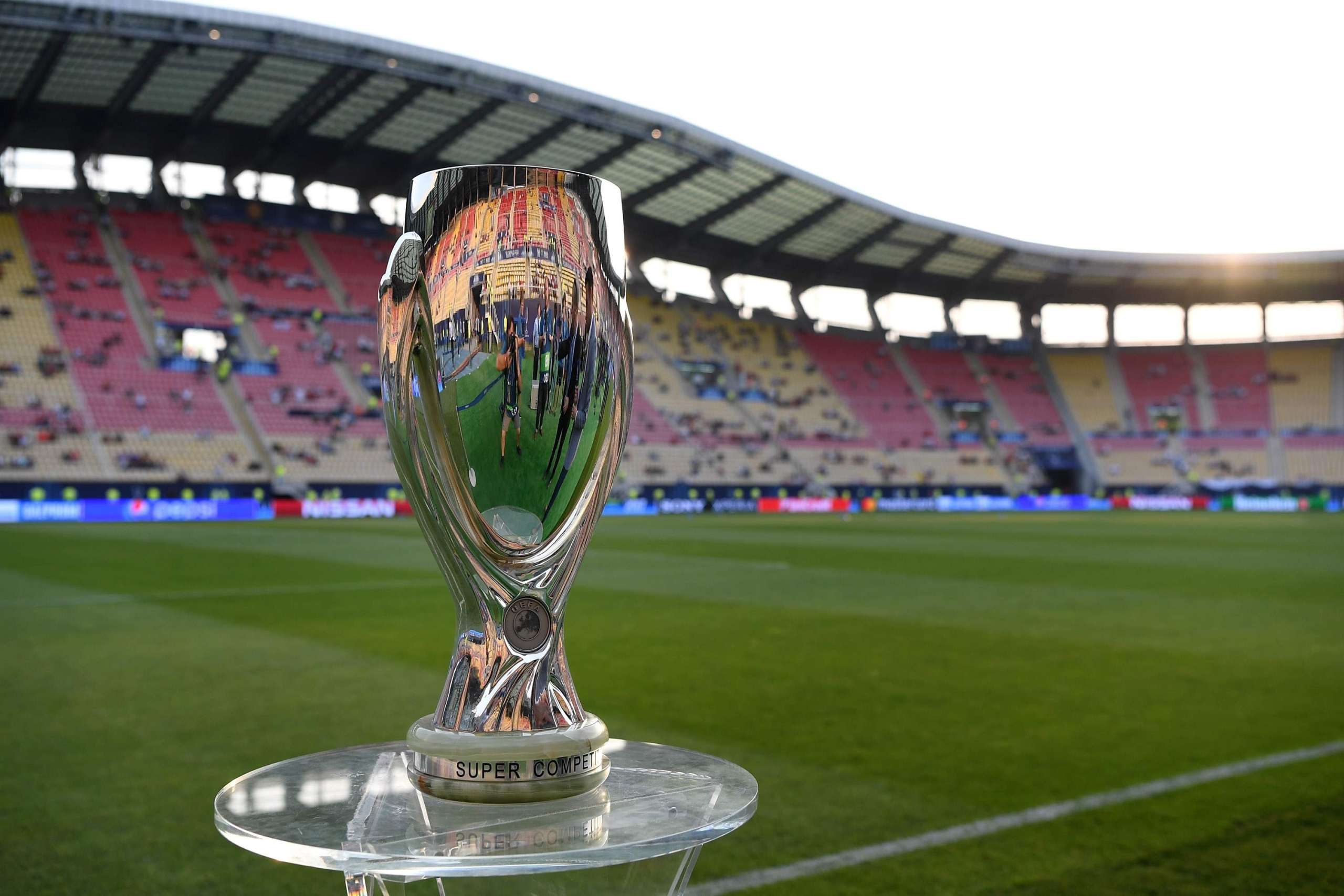 Uefa cup. Суперкубок УЕФА. 2023 UEFA super Cup. Кубок Суперкубок УЕФА. Суперкубок Европы трофей.