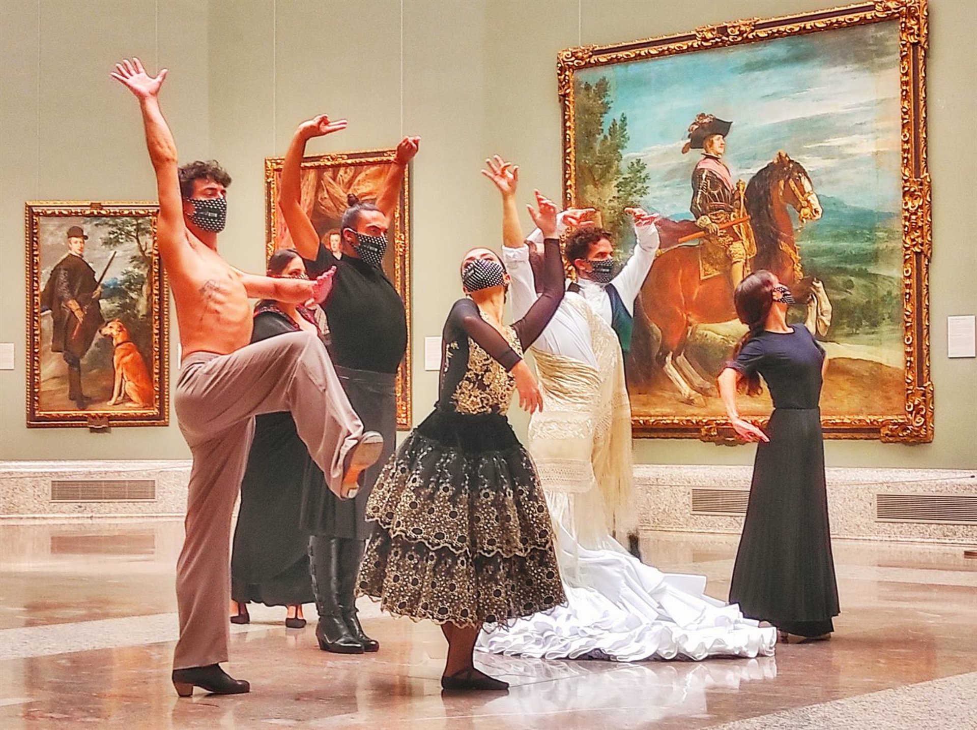 Bailaores flamencos dialogan con obras de la muestra 'Reencuentro' en el Museo del Prado en el Día Mundial del Turismo