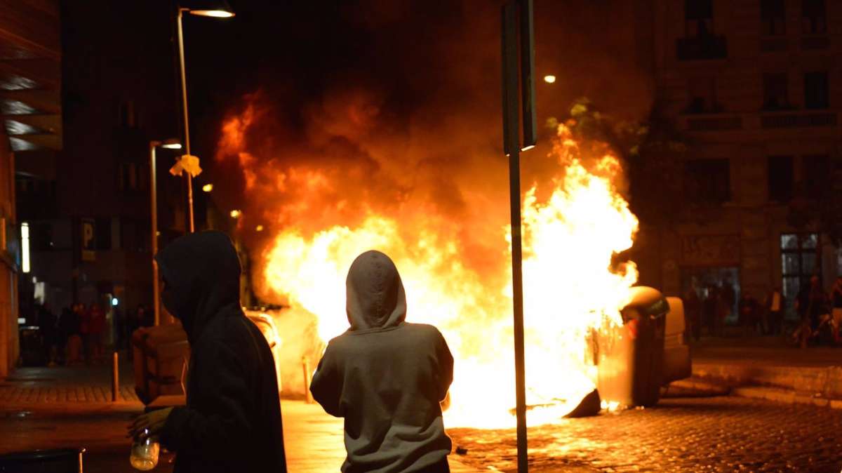 Unos 300 CDR queman contenedores en Girona en una protesta por el tercer aniversario del 1-O.
