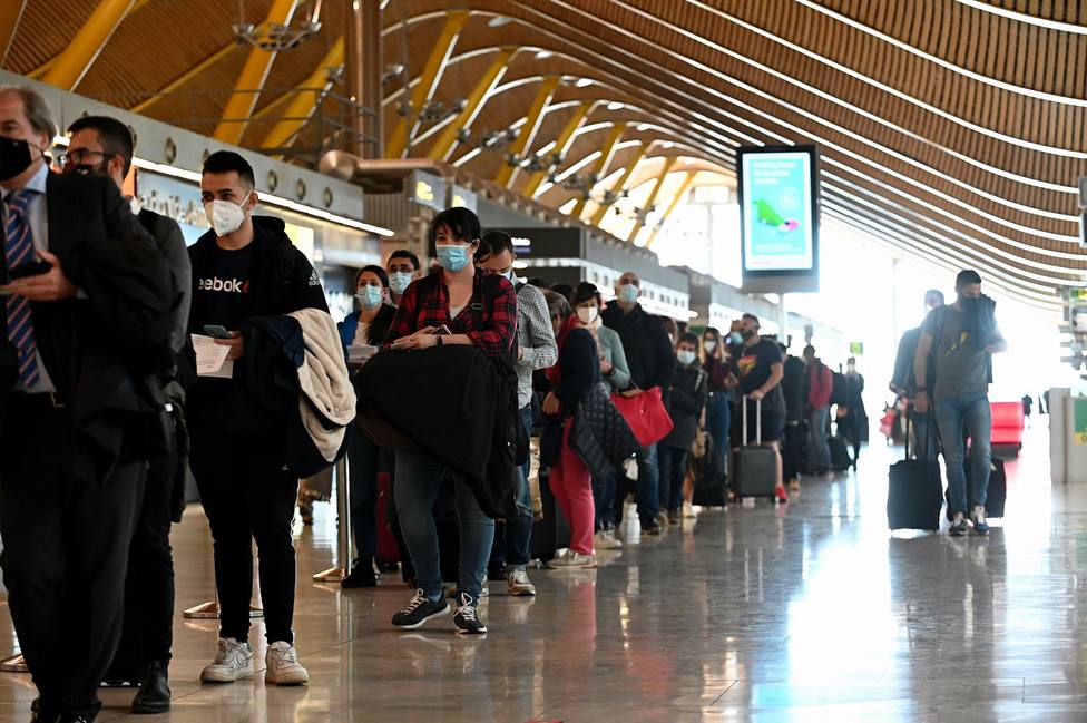 España exigirá una PCR negativa a los viajeros procedentes de países de  riesgo