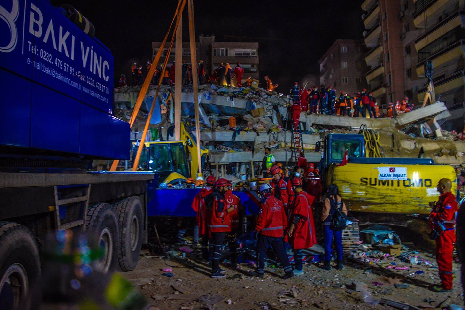 Ascienden a 100 los muertos y cerca de mil heridos las víctimas del terremoto en el mar Egeo