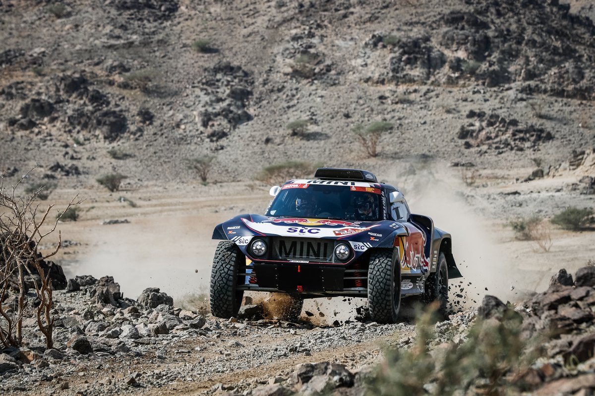 Carlos Sainz termina la primera etapa y se coloca como líder del Rally Dakar