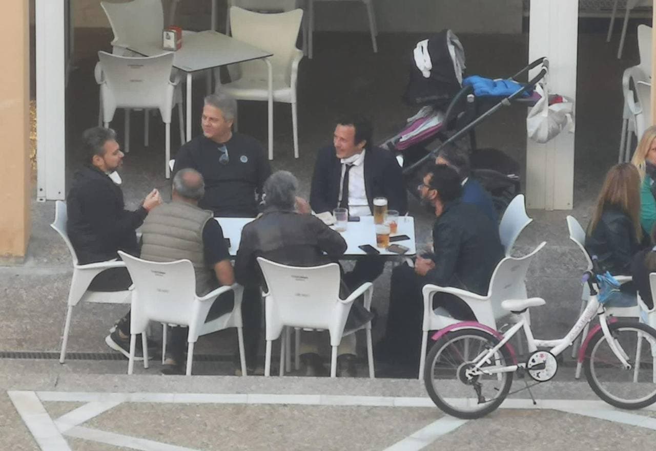 El alcalde de Cádiz, pillado en una terraza con seis personas más