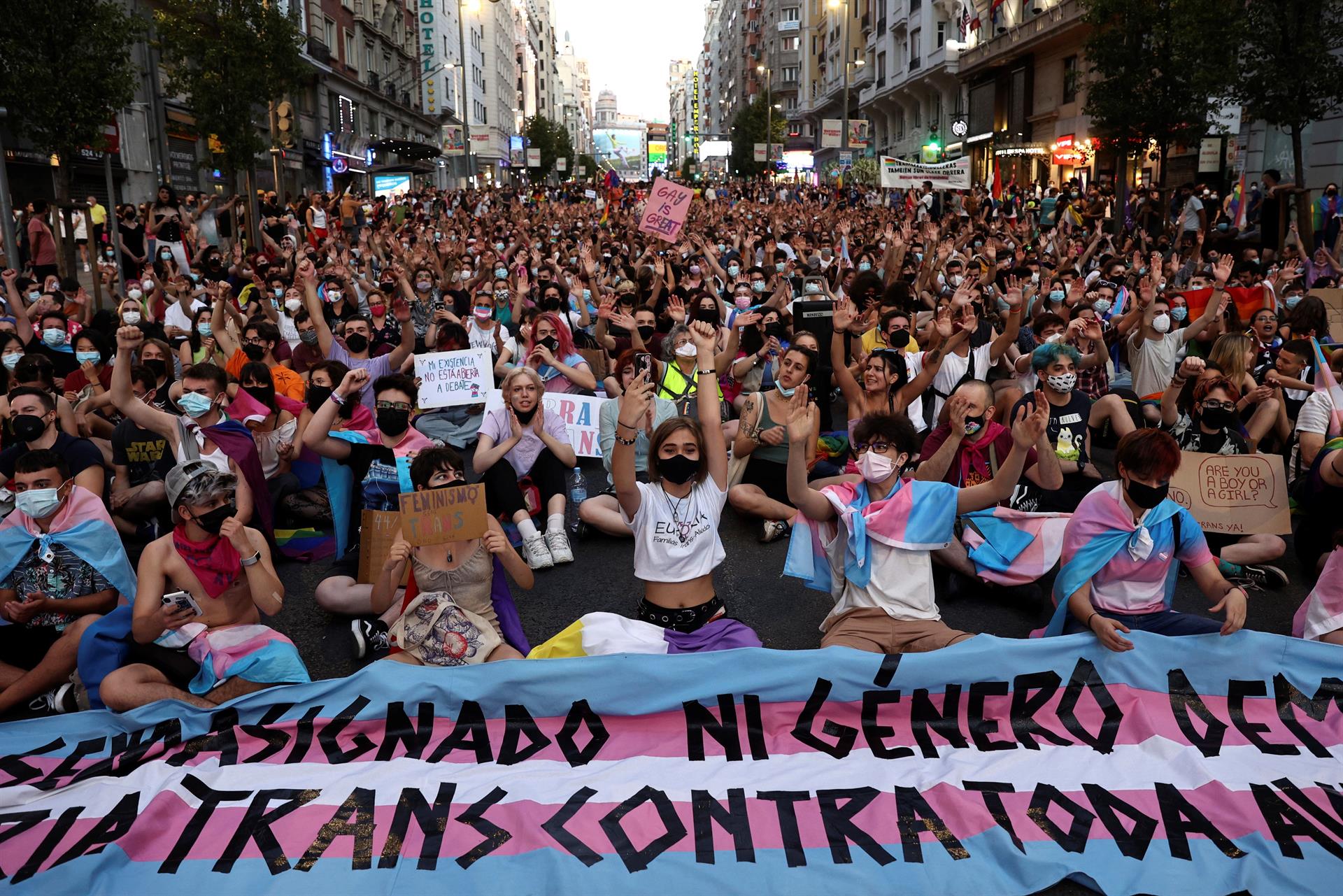 Unidas Podemos, socios del Gobierno y activistas denuncian el retraso injustificado de la ley trans