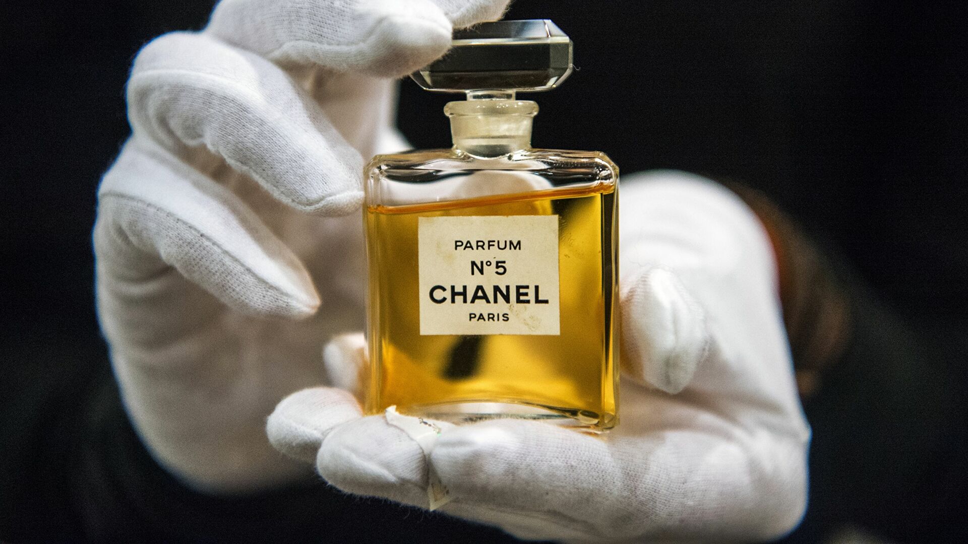 Un siglo de Chanel N° 5: secretos del perfume más vendido de la