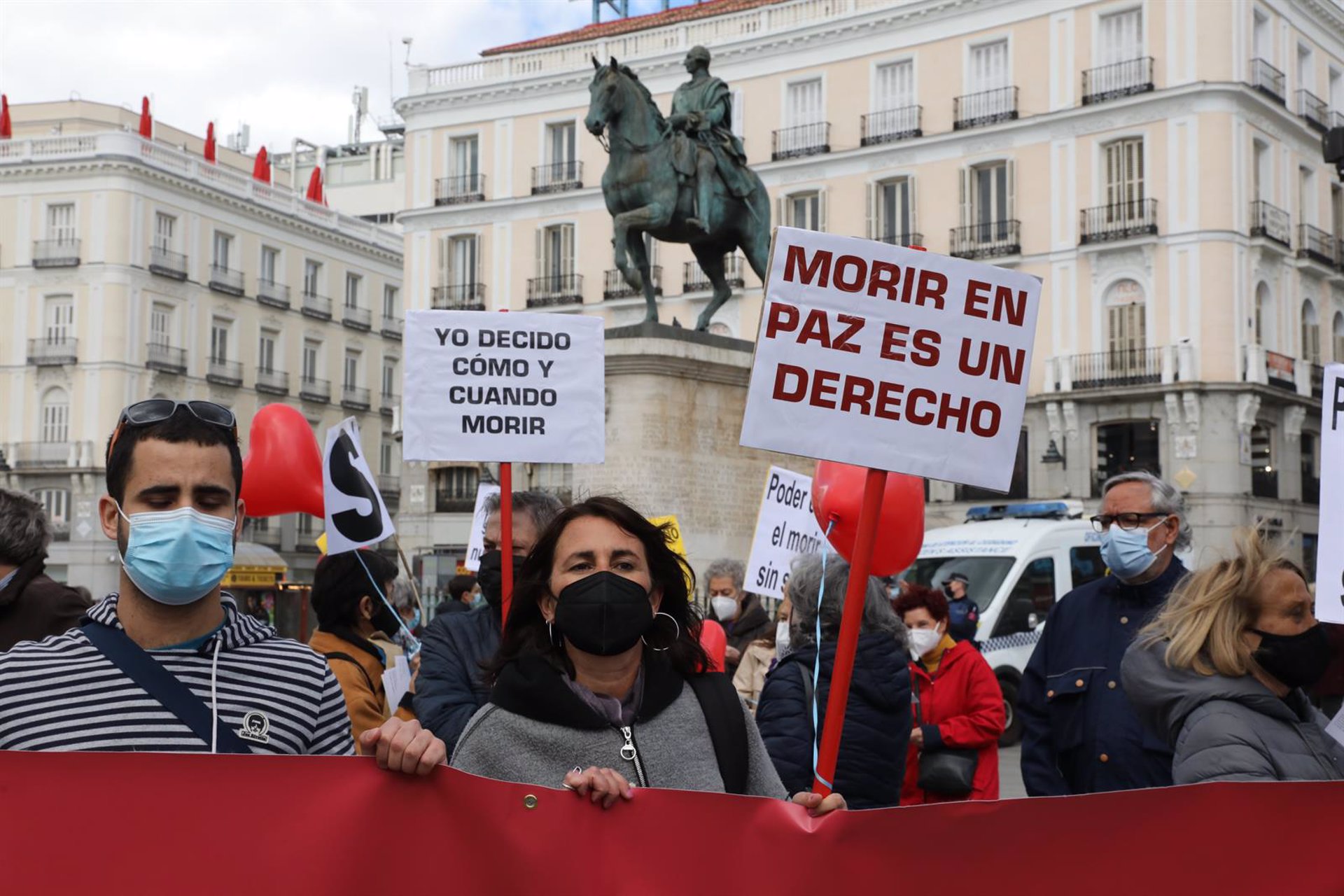 Una mujer con un cartel en el que se lee: 'Morir en paz es un derecho' durante una concentración de Derecho a Morir Dignamente en la Puerta del Sol, en Madrid (España), el 18 de marzo de 2021.