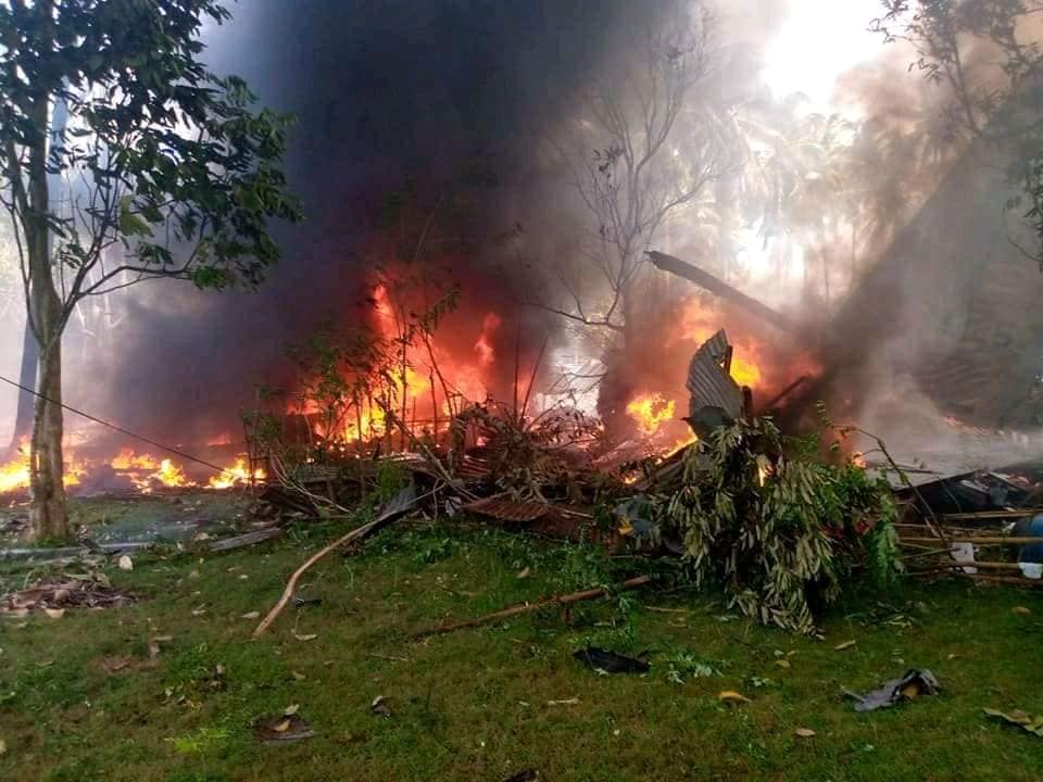 Un avión militar se estrella en Filipinas y deja 45 muertos y 49 heridos - Republica.com