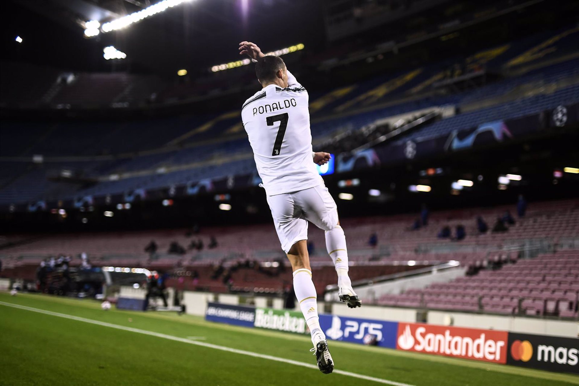 El Manchester United pagará 15+8 millones de euros por Ronaldo