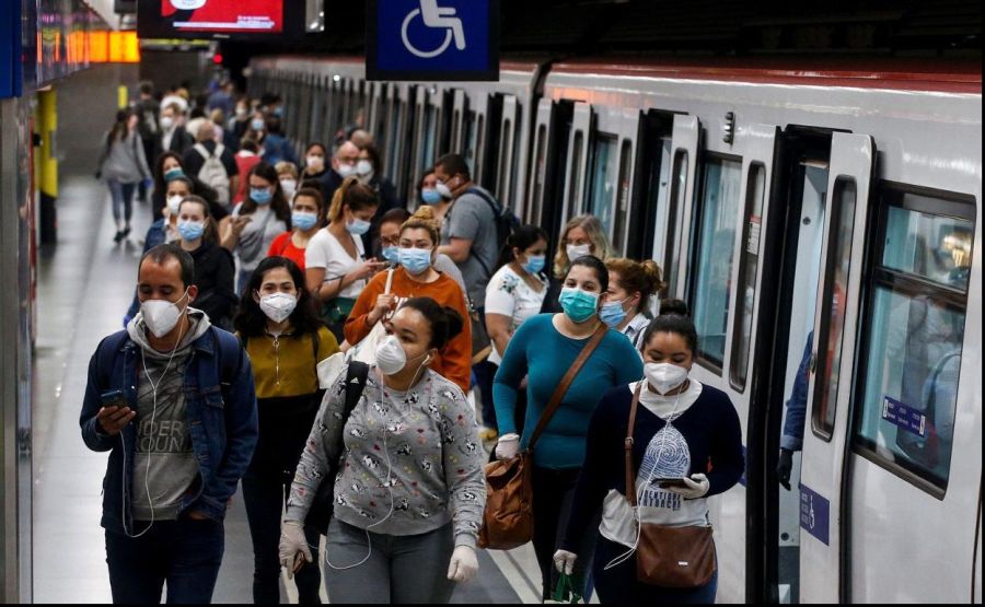 Pasajeros del Metro de Madrid portan mascarillas en el interior de una estación.