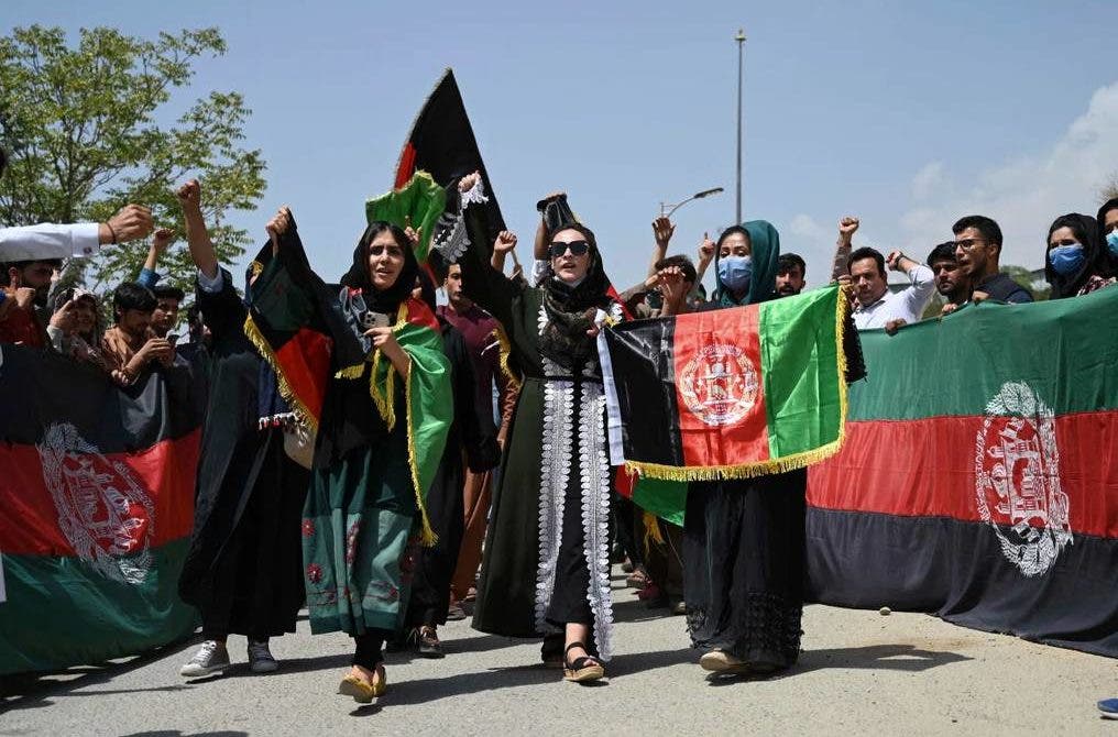 Los talibanes se dirigen a la ciudadanía prometiéndoles que las mujeres podrán trabajar y estudiar