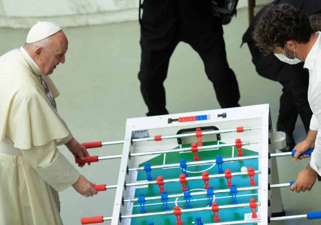 El Papa juega al futbolín con los fieles
