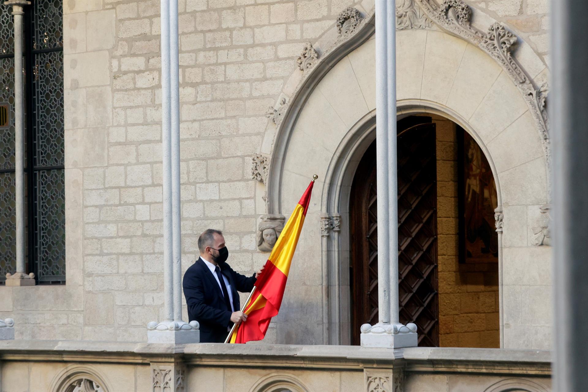 La Generalitat retira la bandera de España para la comparecencia de Aragonès tras salir Sánchez con ella y la catalana
