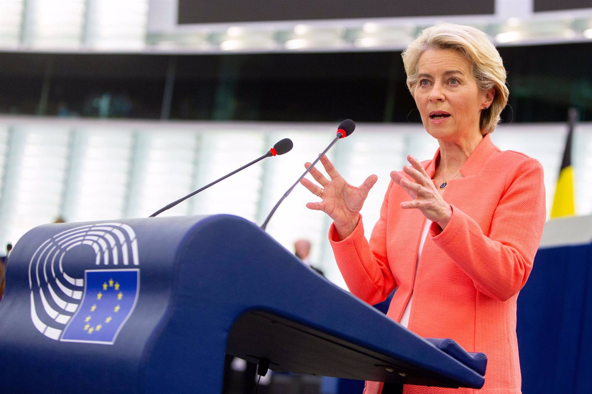 Bruselas pide la tercera dosis para todos los adultos de la UE