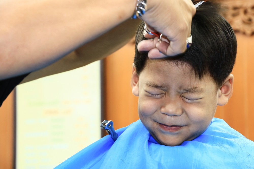 Cortarle el cabello a tu hijo es posible sin que llore