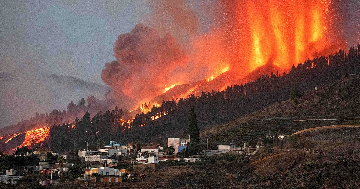 28- La destrucción del volcán de La Palma no cesa (EFE) | EFE
