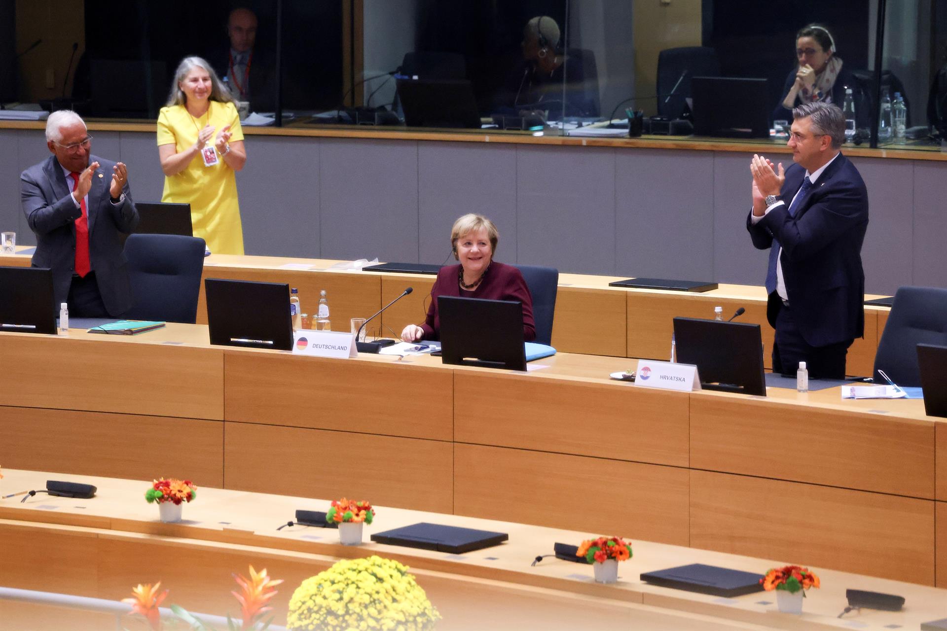 El adiós de Merkel: los líderes de la UE se ponen en pie para ovacionarla y darle las gracias