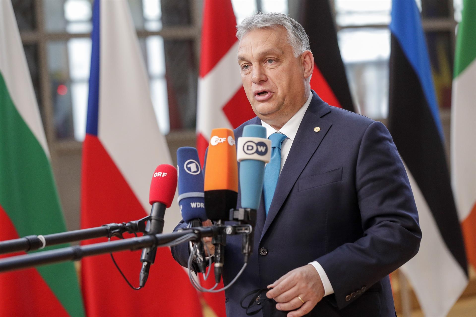 Hungría sale en defensa de Polonia en su desafío a la UE y ve "ridículo" sancionarla