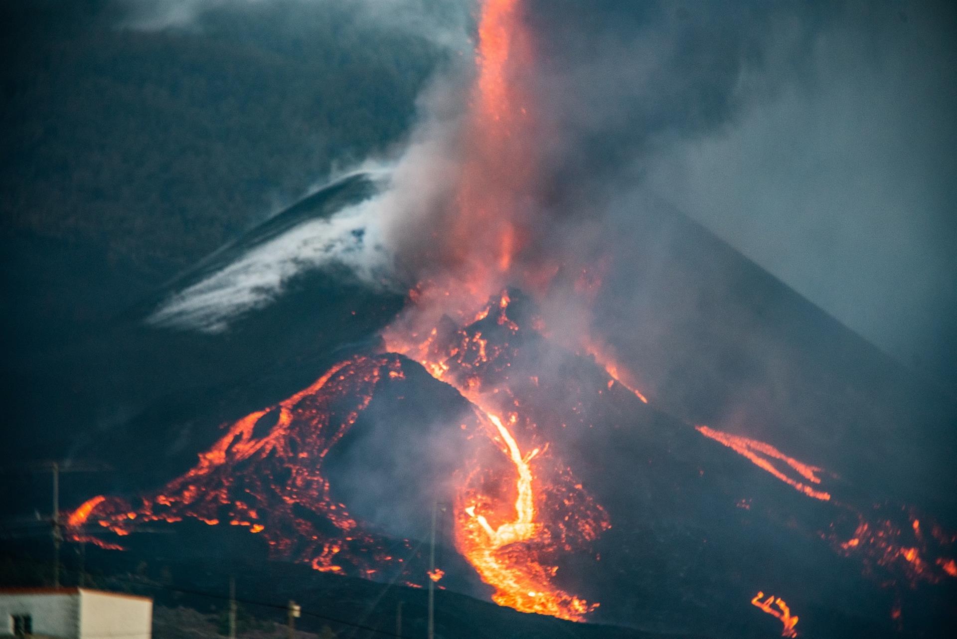 La erupción del volcán mantiene el mismo patrón que hace días y preocupa el avance de una colada