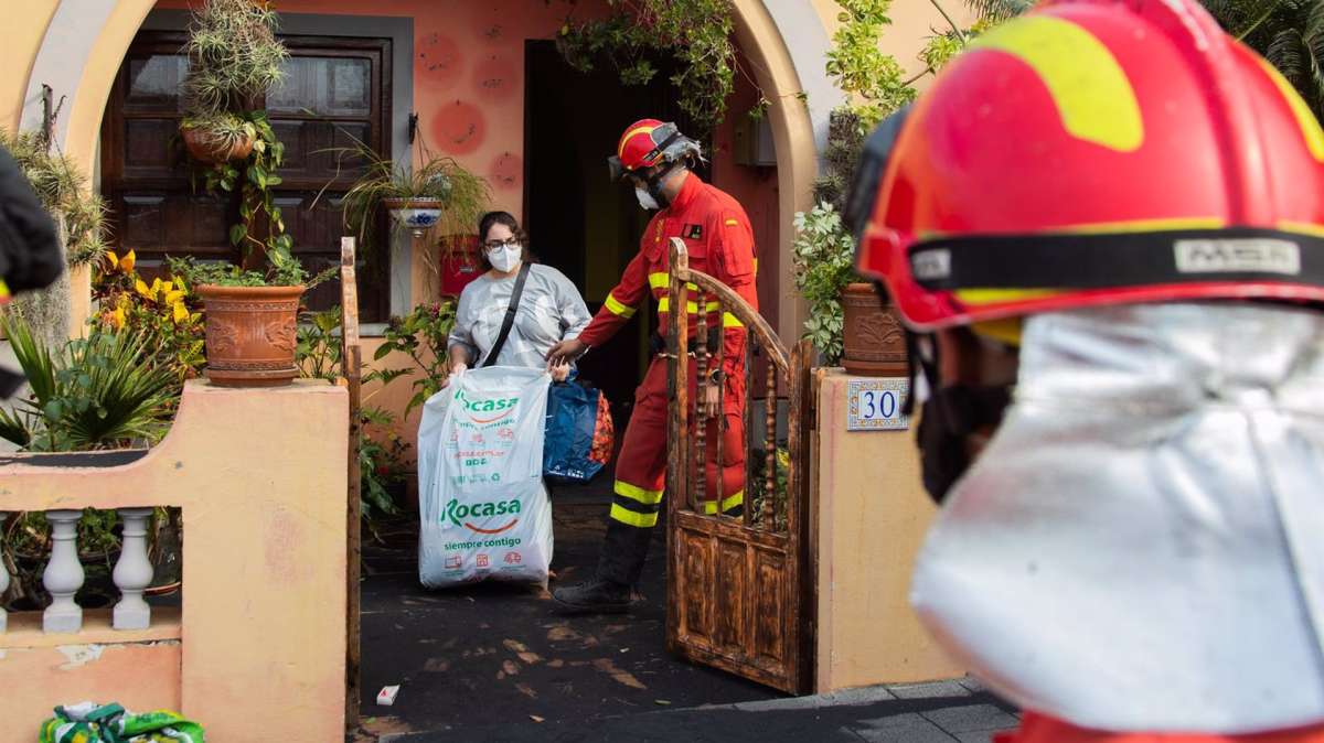 Cerca de mil personas regresan a sus casas en La Palma tras la erupción del volcán