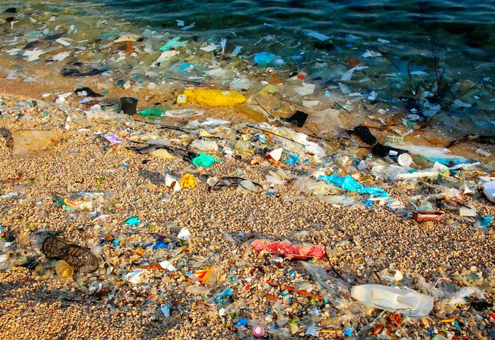 El Mediterráneo, un vertedero: más de 3.700 toneladas de plásticos flotan en sus aguas
