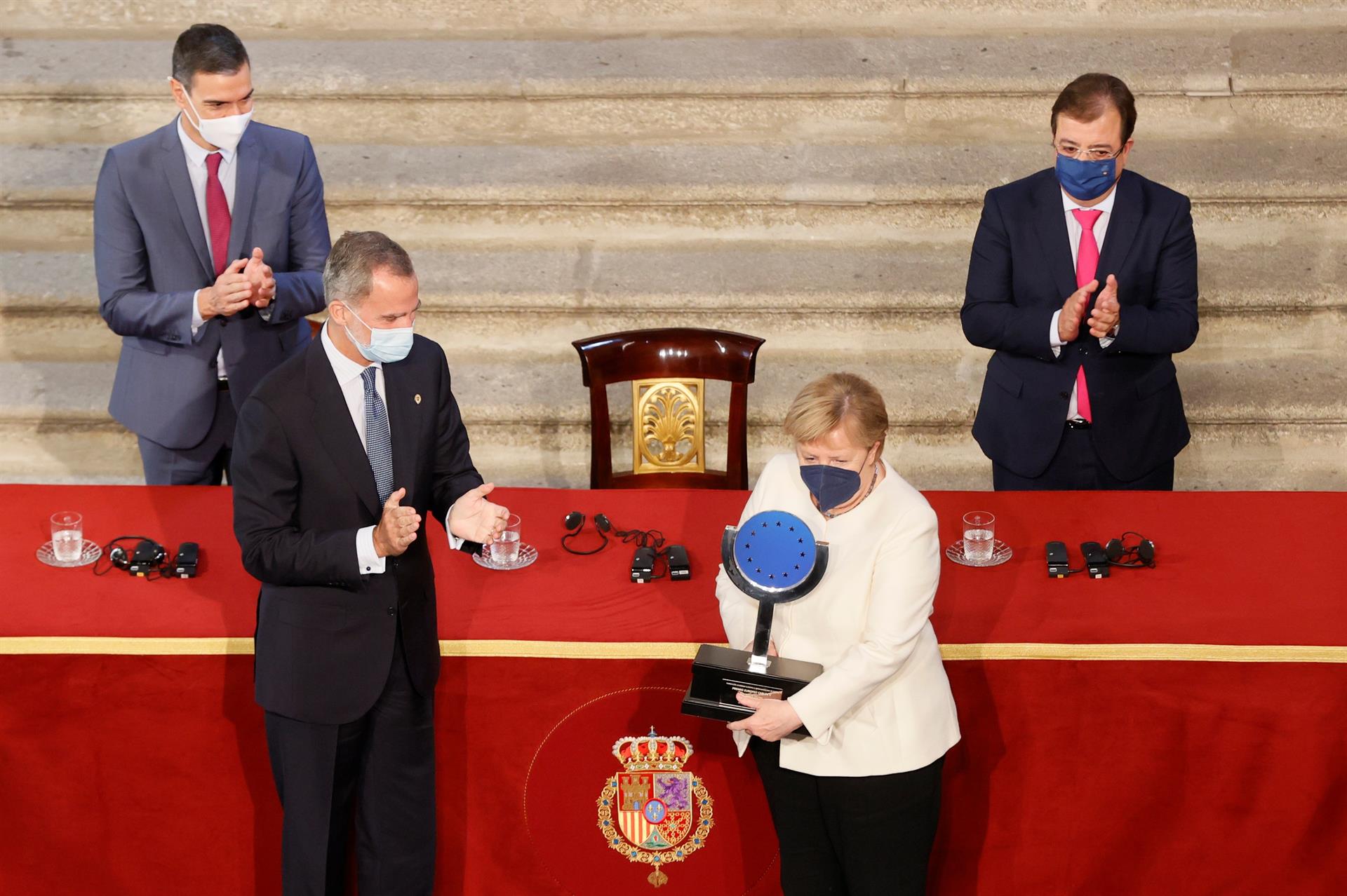 Merkel recibe el premio Carlos V