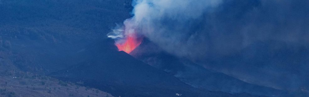 El volcán entra en una nueva fase: las coladas crecen en altura y las emisiones de SO2 siguen en niveles preocupantes