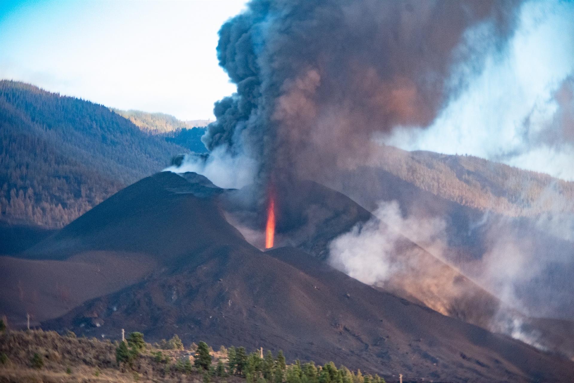 El volcán de La Palma presenta estabilidad, pero mantiene su fuerza tras 40 días de erupción