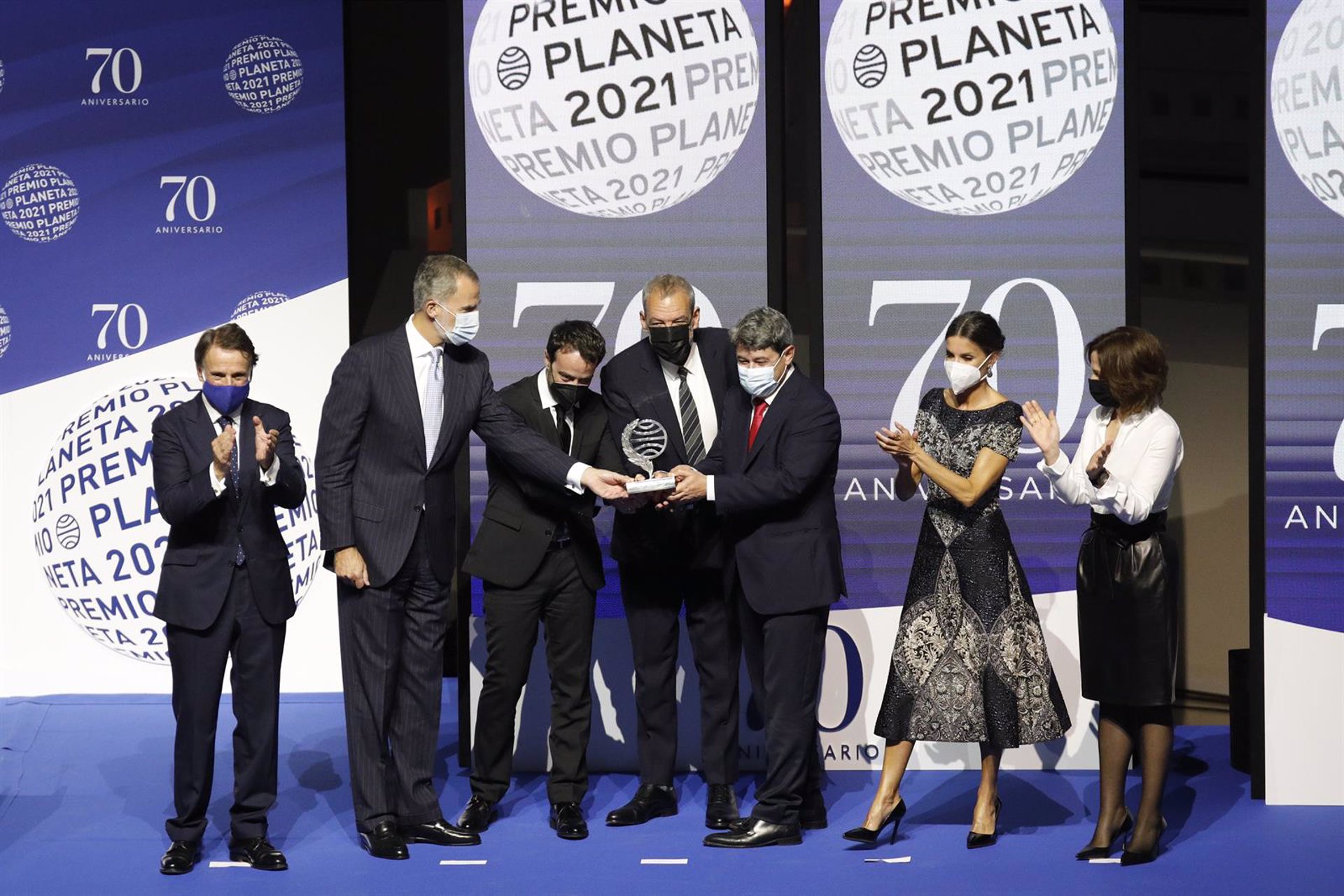 Carmen Mola, seudónimo de tres guionistas, gana el Premio Planeta del millón de euros