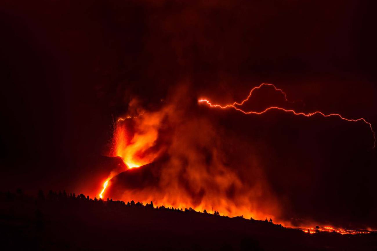 Los rayos volcánicos, el asombroso fenómeno que se produce en el volcán de La Palma