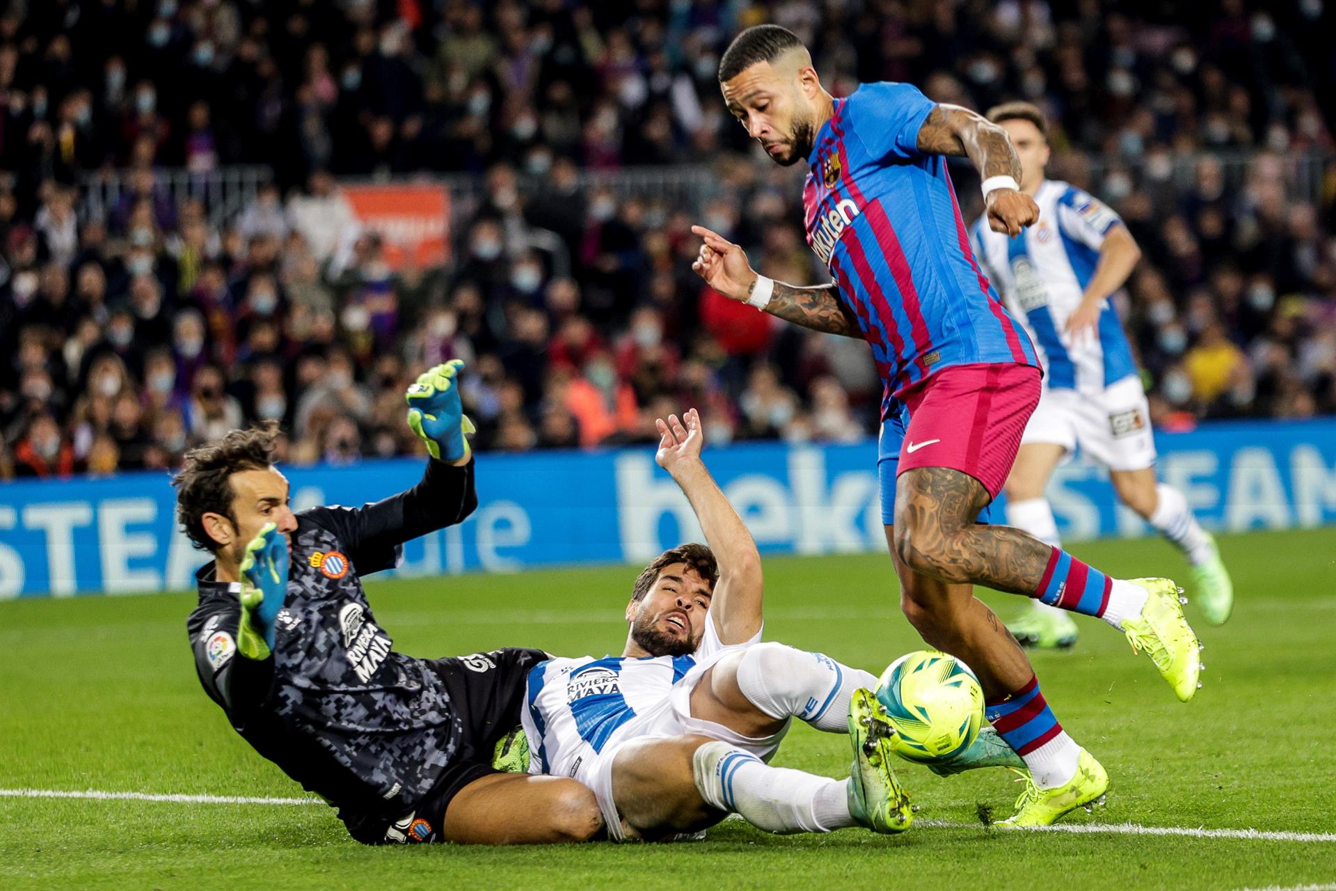 Un polémico penalti da la primera victoria al Barça de Xavi en el derbi (1-0)