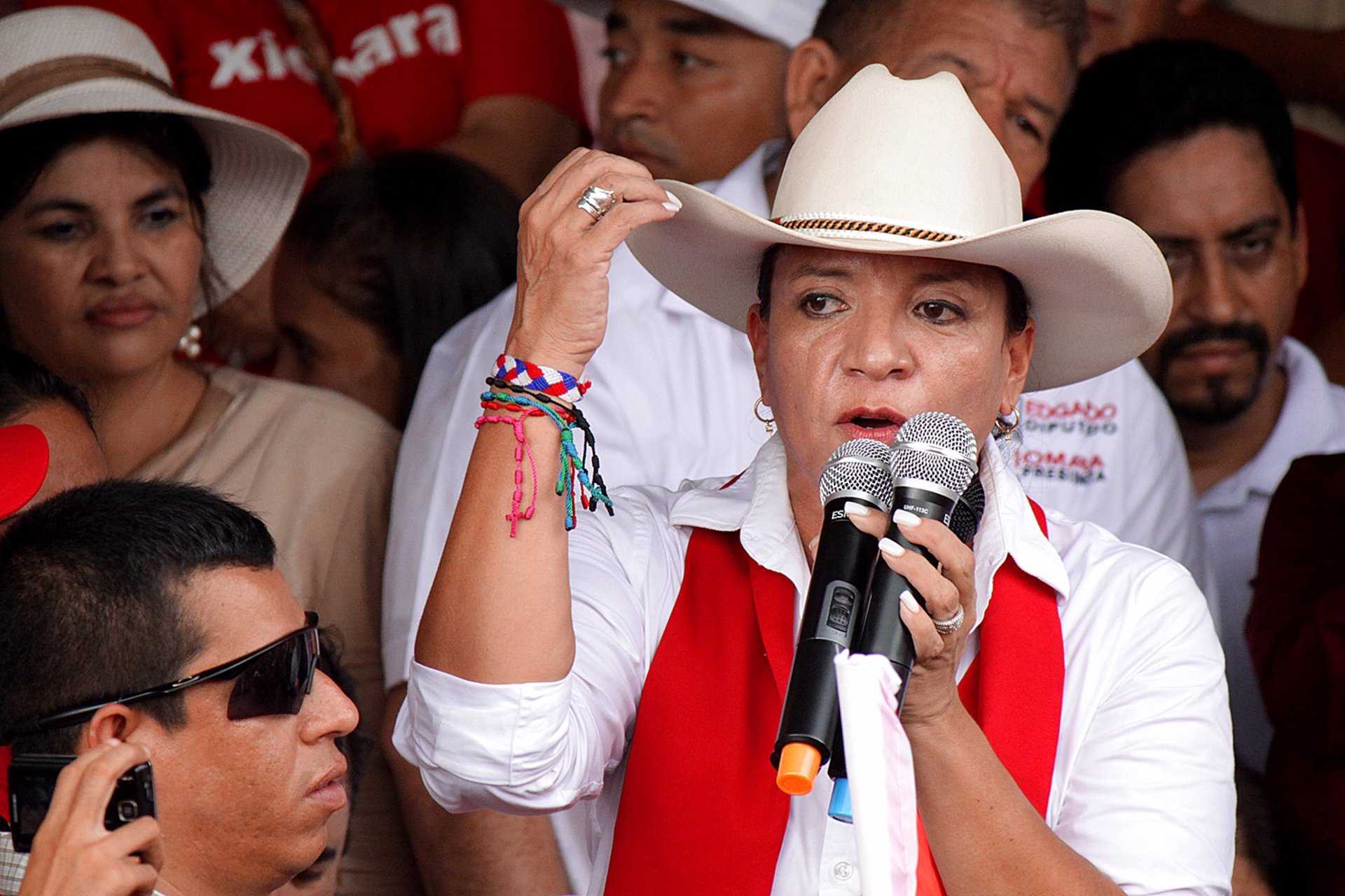 La candidata a la Presidencia Xiomara Castro vota en las elecciones para "sacar a Honduras de la dictadura"