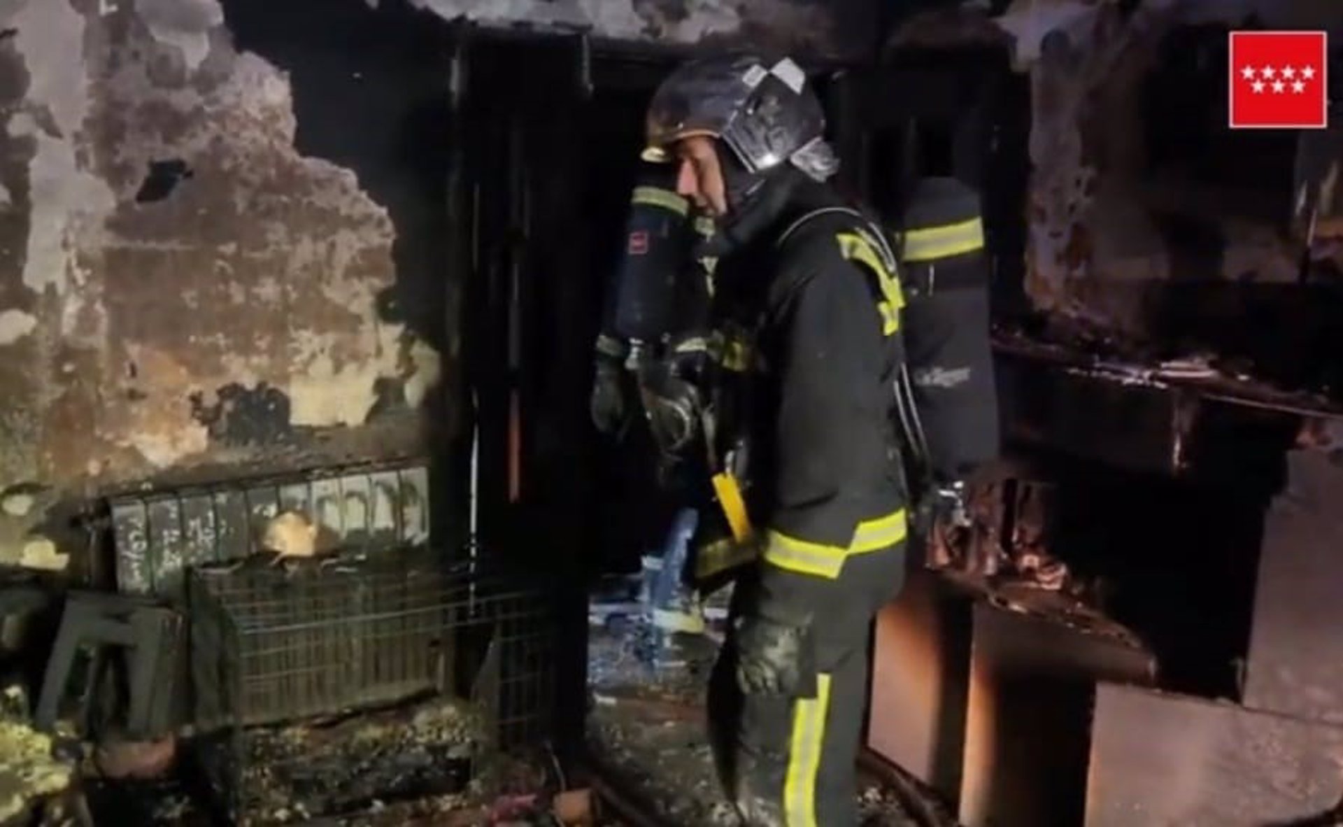 Rescatadas 25 personas e intoxicadas 9 al arder por completo una vivienda de un edificio de Alcalá de Henares