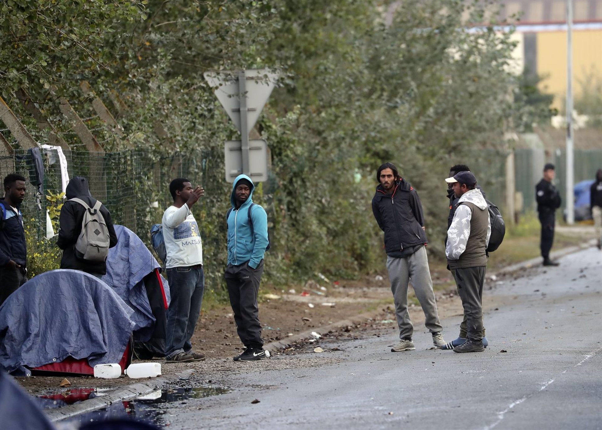 Las autoridades de Francia desmantelan un campamento de migrantes en una localidad de Dunkerque