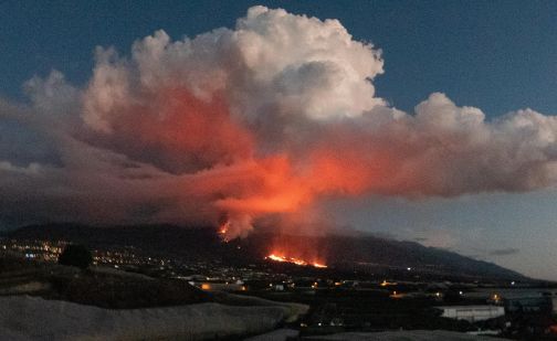 La nueva colada de lava avanza a toda velocidad ladera abajo del volcán de La Palma