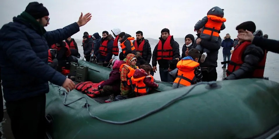 Francia reclama a Reino Unido que cambie sus reglas de asilo ante la crisis migratoria