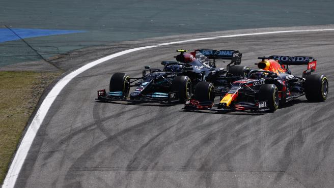 Mercedes pide la revisión del incidente entre Hamilton y Verstappen