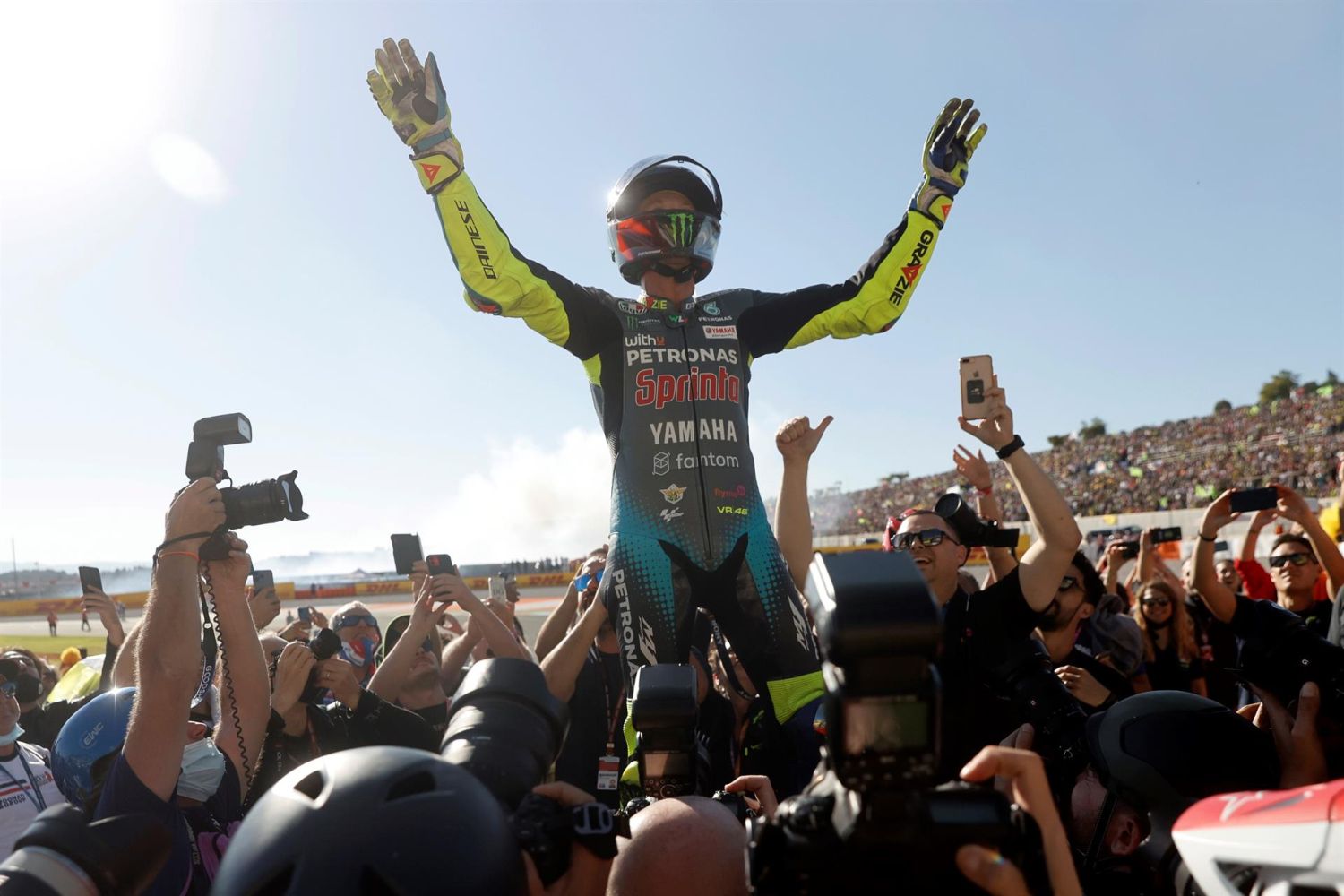 Valentino Rossi pone fin en Valencia a una carrera de leyenda