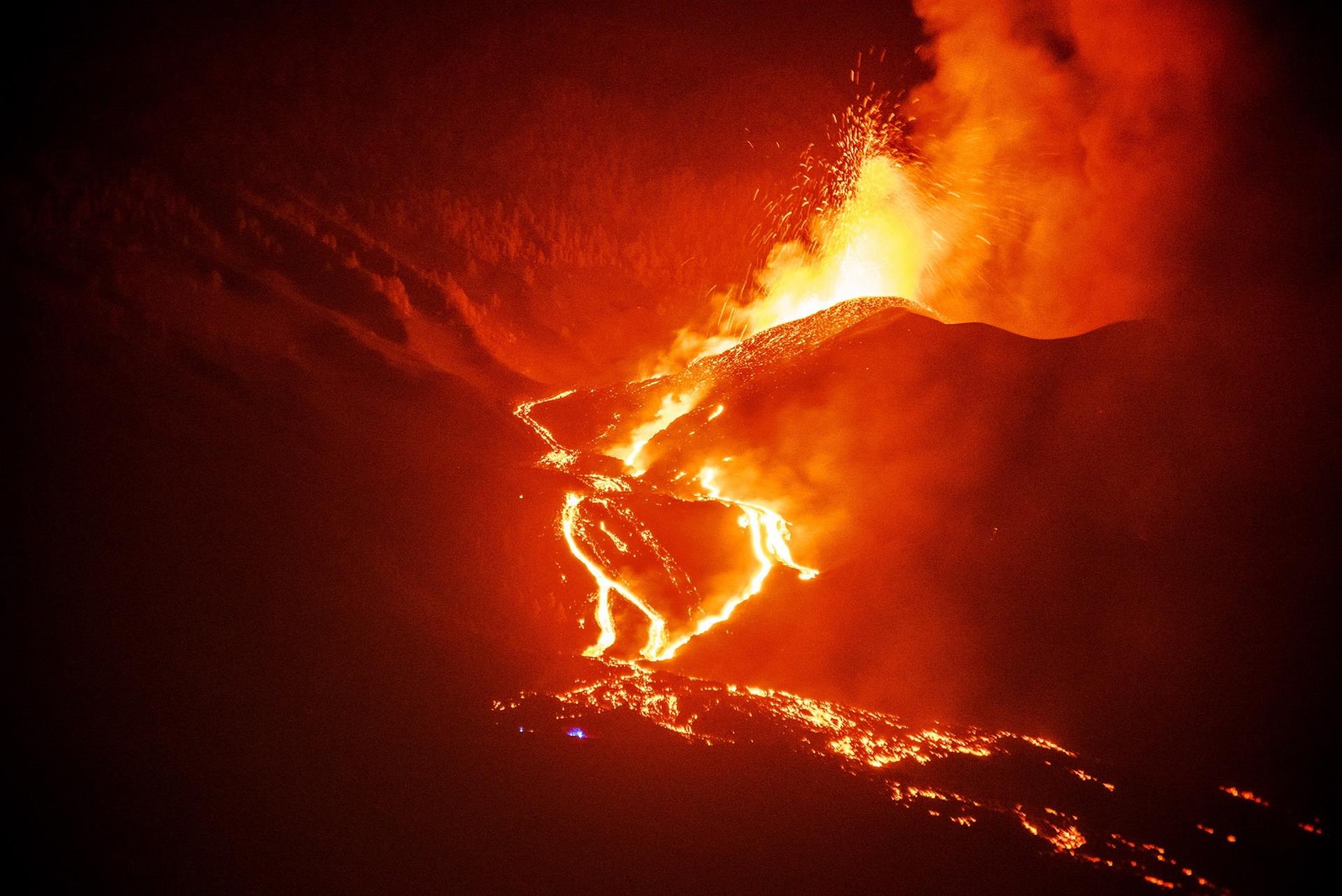 El cono de piroclastos del volcán sigue emitiendo lava sin ocupar territorio nuevo