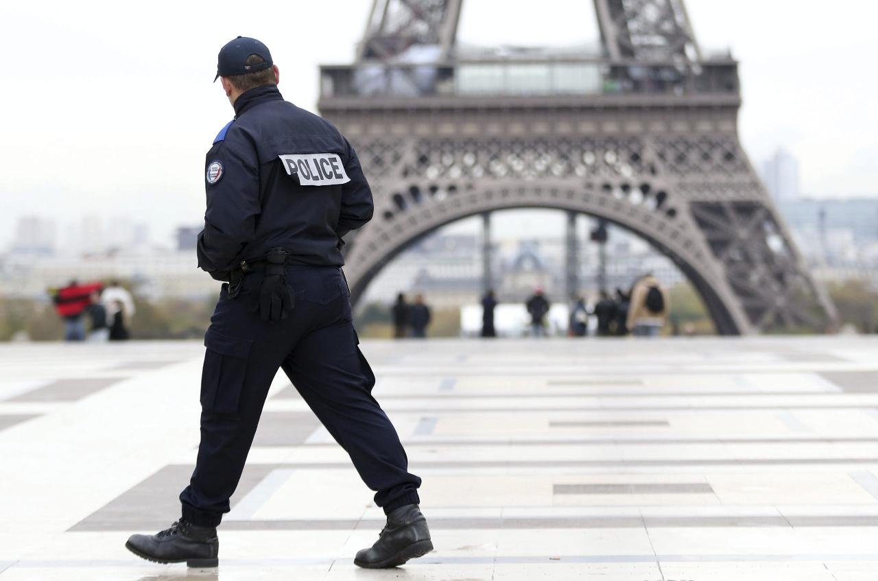 Un ladrón vestido de ninja armado con una katana hiere a dos policías en Francia