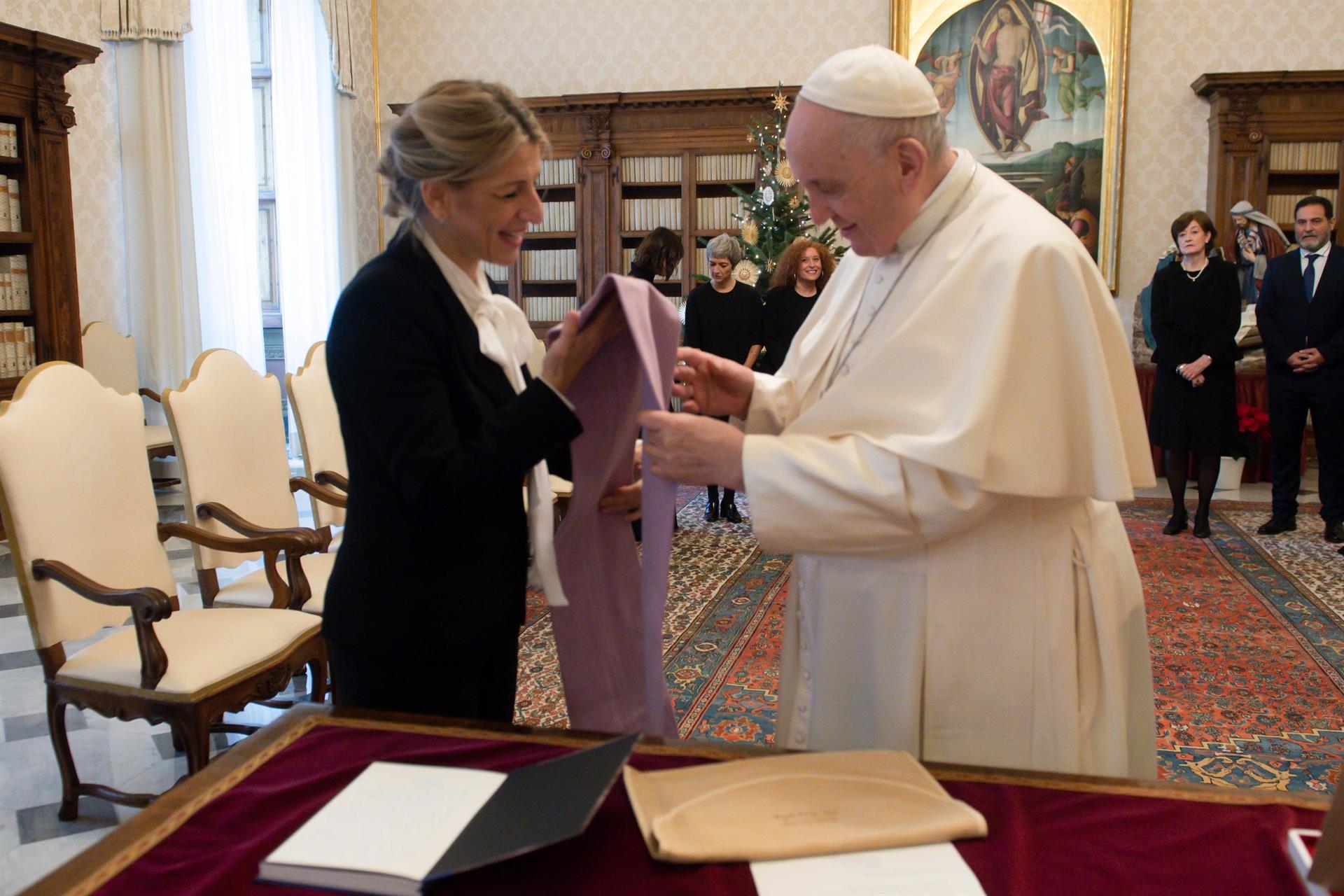 Yolanda Díaz califica de emocionante su encuentro con el papa en el Vaticano