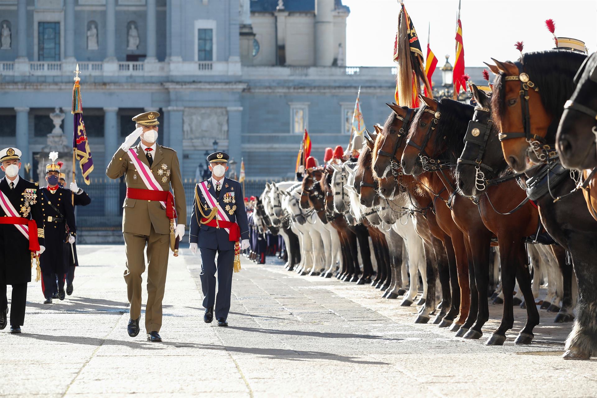 El Rey honra la memoria de las víctimas de ETA y destaca la labor social de las Fuerzas Armadas