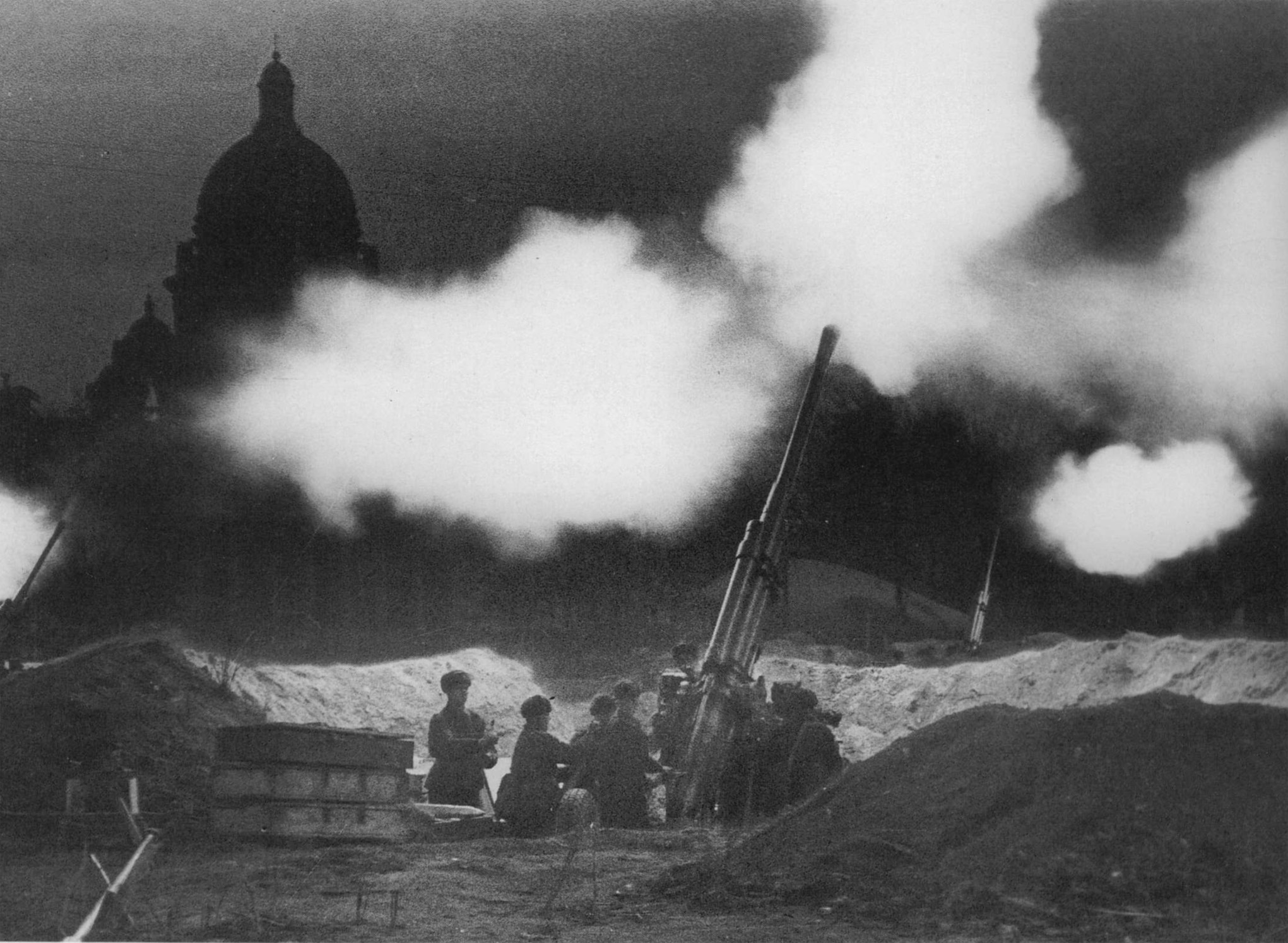 Baterías anti aéreas disparan durante el sitio de Leningrado en 1941.
